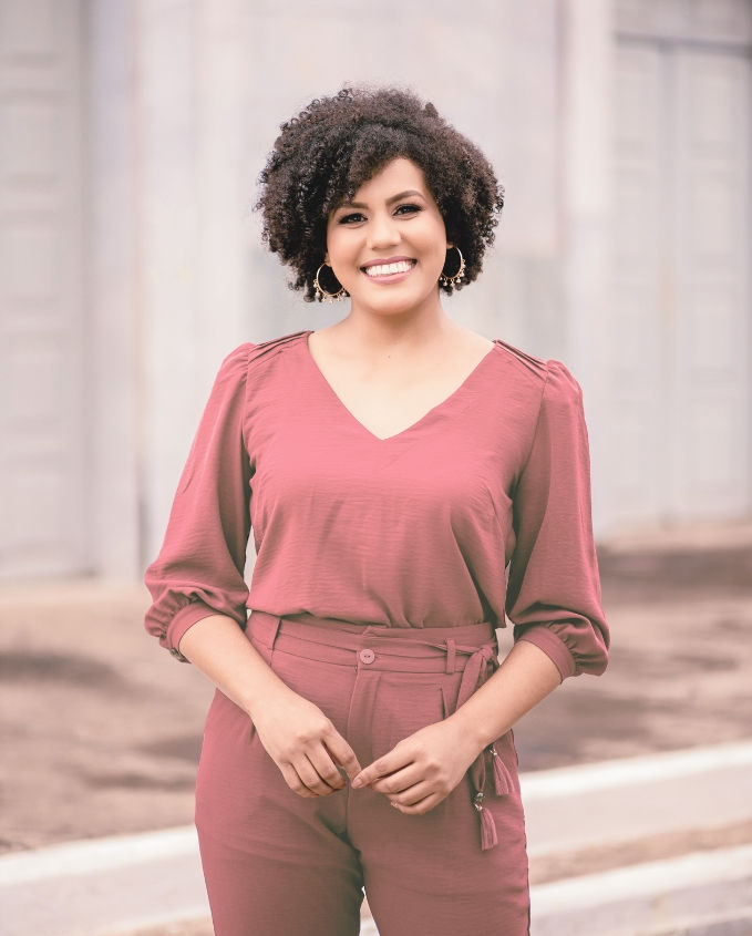 Smiling Maria Life Coach, professional headshot