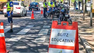 Blitz educativa da EPTC aborda 56 motociclistas na Osvaldo Aranha