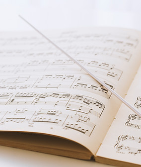 bâton de chef d'orchestre sur partitions