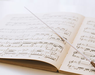 bâton de chef d'orchestre sur partitions