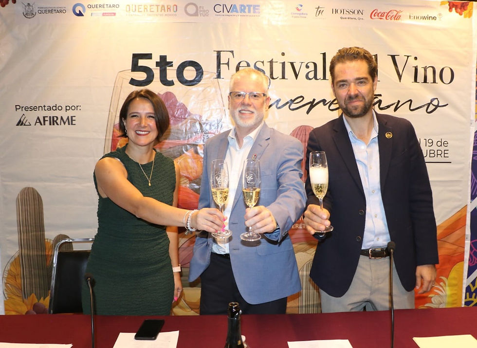 Foto: Harina Gama, directora del Clúster Vitivinícola de Querétaro, Rodrigo Ibarra, director de Promoción Turística del Estado, Eugenio Parrodi, Presidente del Clúster Vitivinícola.