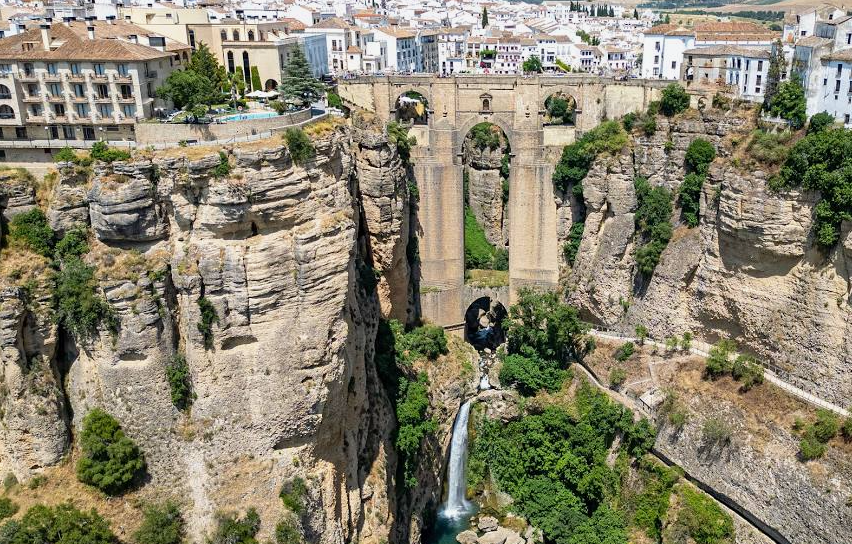 Foto: Puente nuevo sobre El Tajo, Ronda, España.