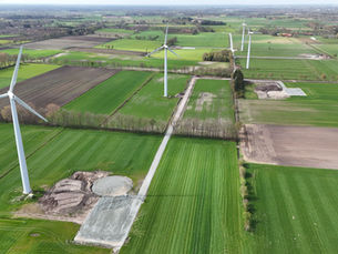 Travaux de construction en cours sur le site d'un projet éolien en Basse-Saxe.