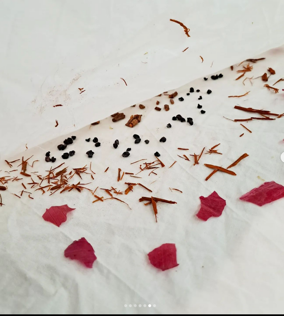 Experimentação com elementos naturais com poder tintôreo.