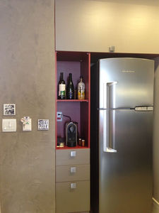 armários cinza, nichos vermelho, geladeira inox