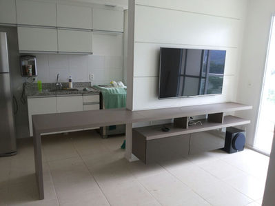 móvel bege home e mesa de jantar(moveisplanejados)