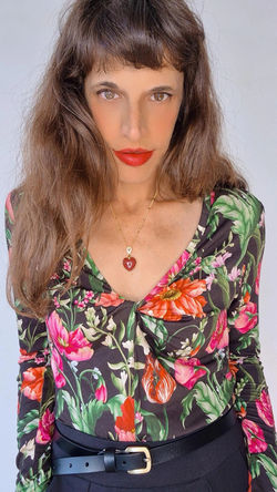 חולצת טוויסט פרחונית שחורה