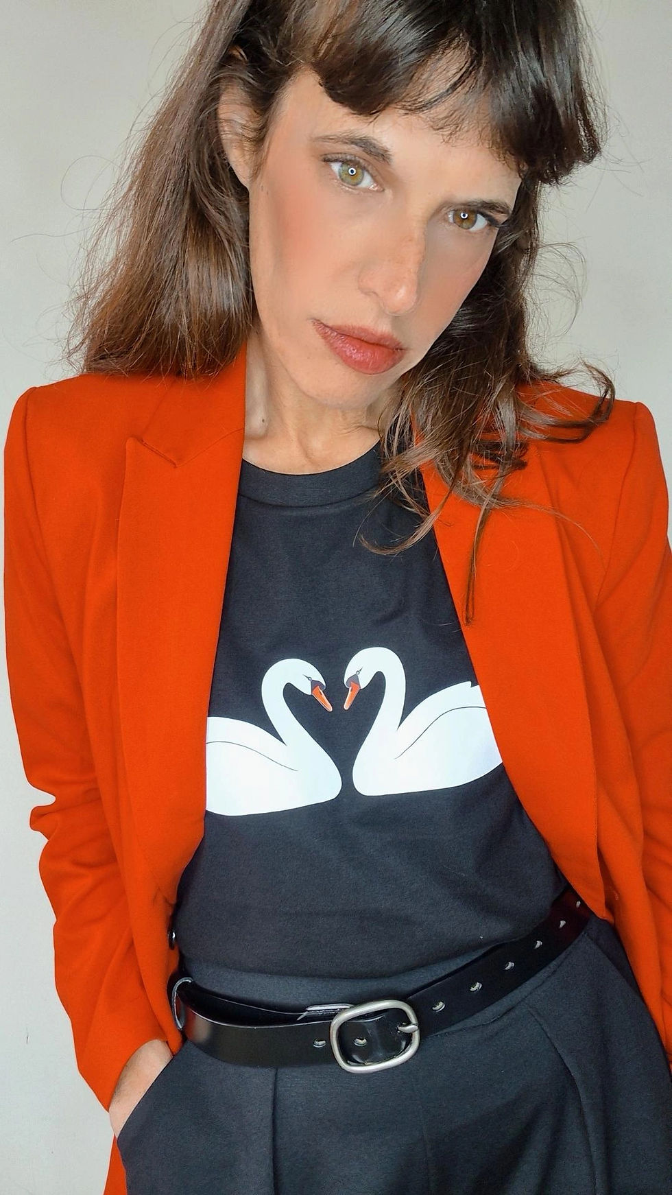 תמונה ממוזערת: חולצת טי-שירט שחורה מודפסת - ברבורים לבנים