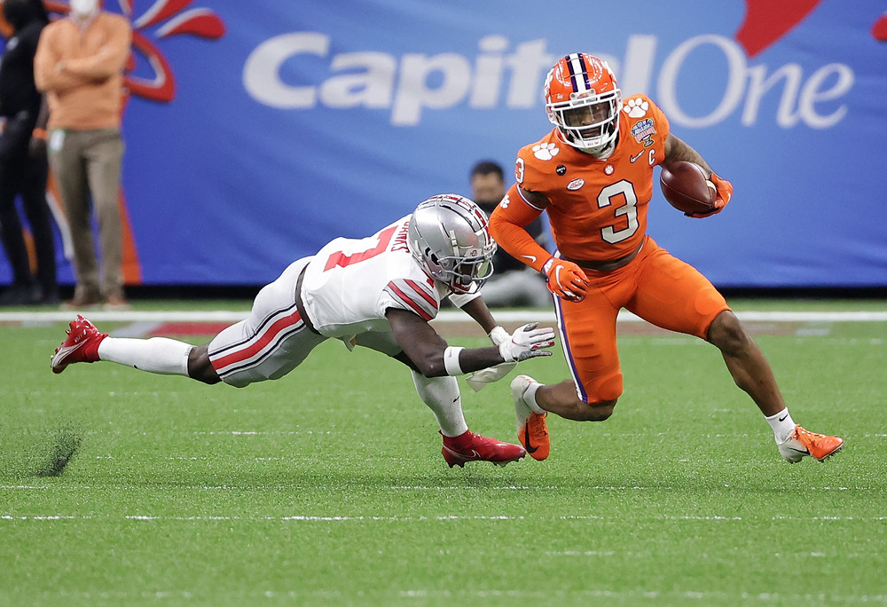 Amari Rodgers breaking a tackle.