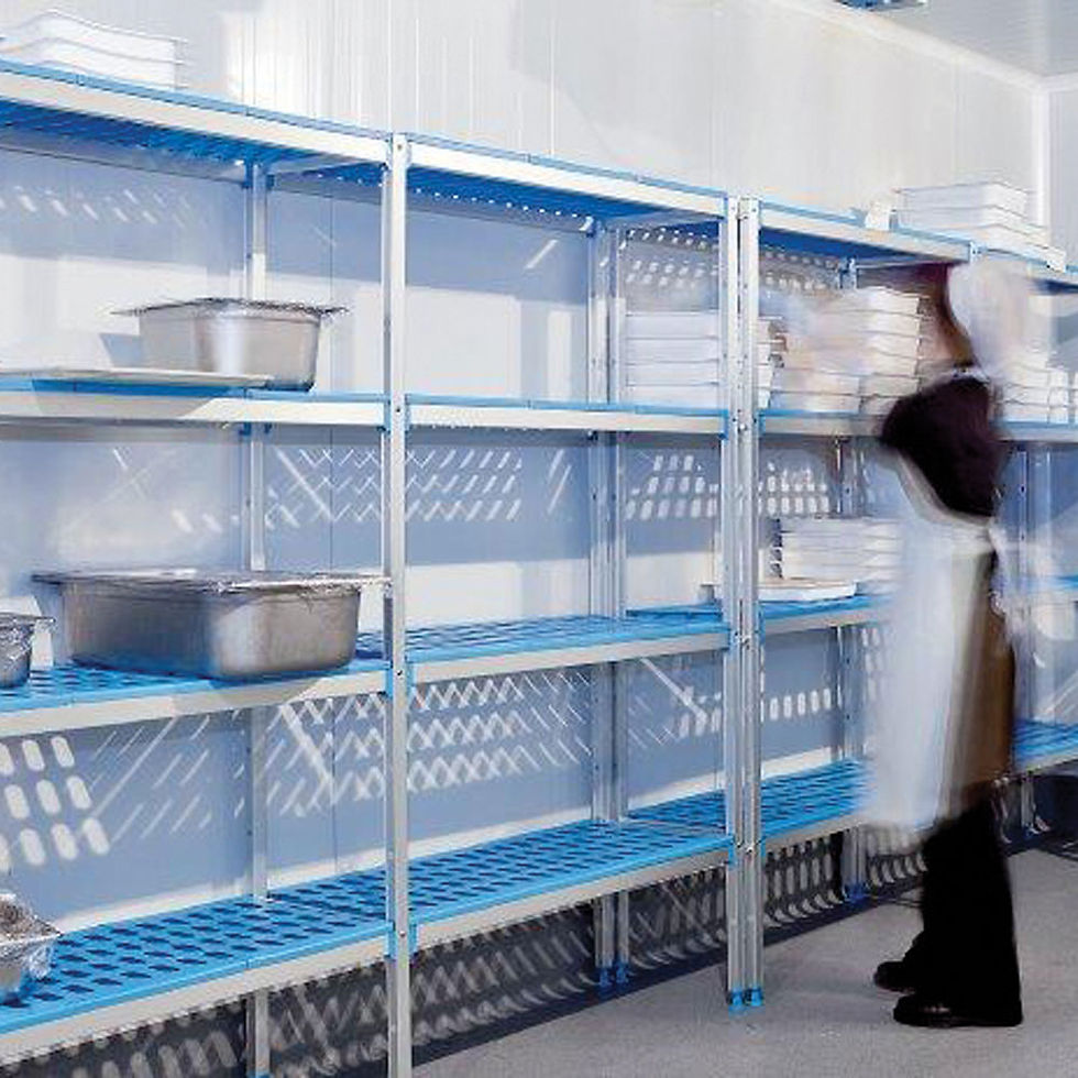 Miniature : Employé rangeant étagères réfrigérées CuisinePro.fr