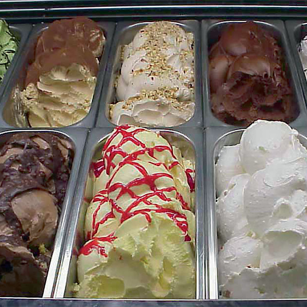 Miniature : Glaces artisanales variées: chocolat, vanille, etc.