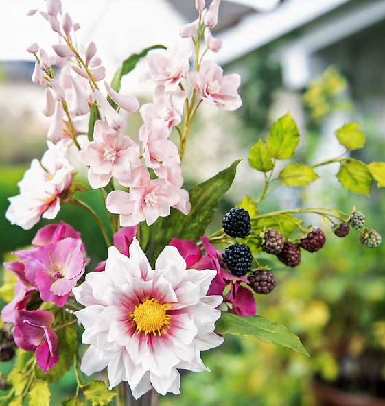Blumenstrauss mit pinken Rittersporn, Dahlien, Hortensien, Brombeeren