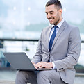 Homme d'affaires sur un ordinateur portable