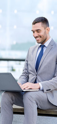 El hombre de negocios en la computadora