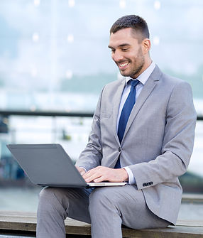 Homme d'affaires sur un ordinateur portable
