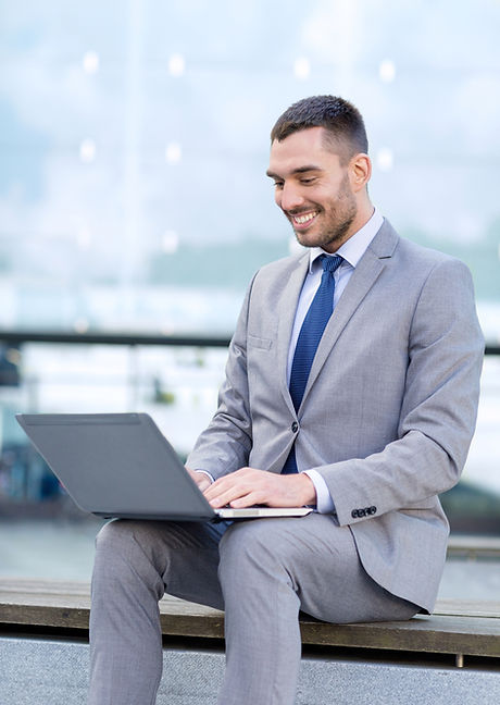 Homme d'affaires sur un ordinateur porta
