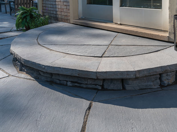 High Format Rosetta Hardscapes Dimensional Coping in Slate Gray for Step Tread