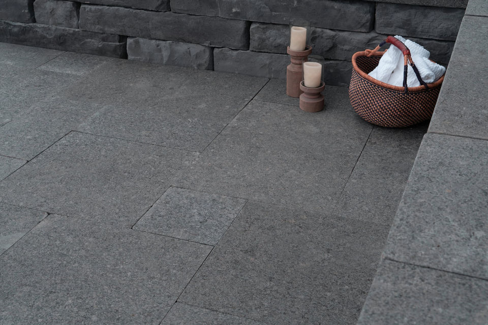 High Format Natural Stone Onyx Pattern Paver in Thermal Finish