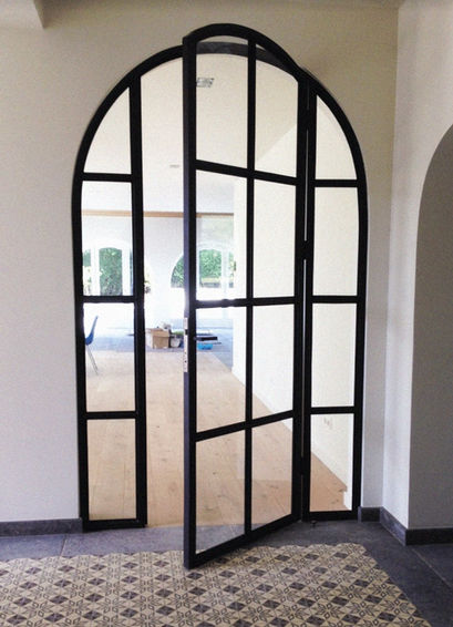 Deurframe gemaakt uit metaal en glas