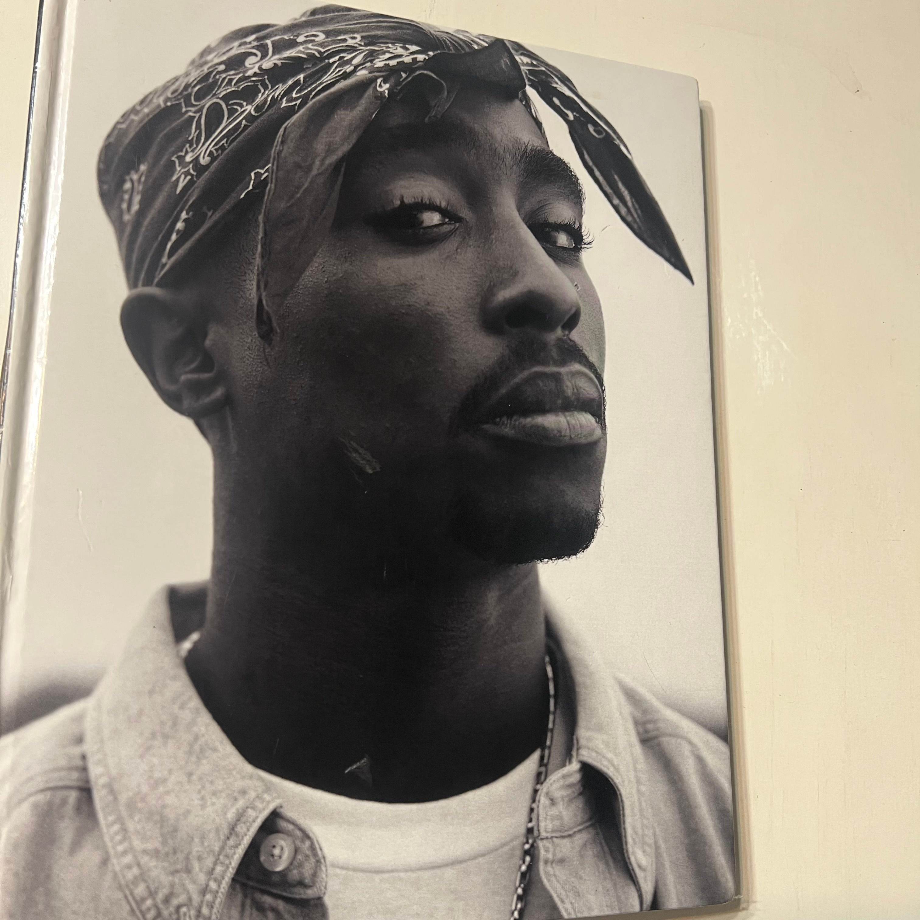 TUPAC SHAKUR BY THE EDITORS OF VIBE. HARD COPY BOOK.