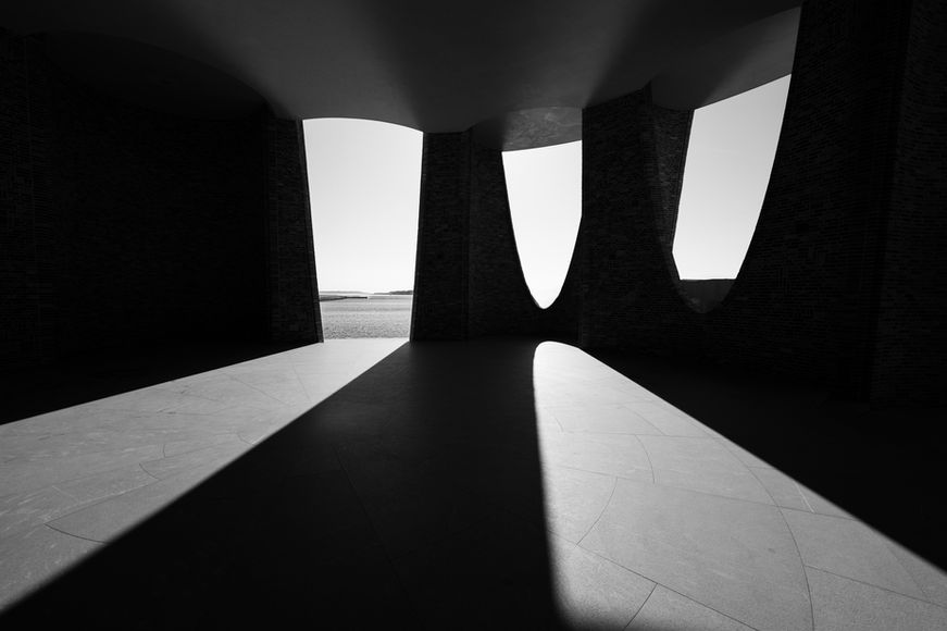 Blick durch das Fjordenhus in Vejle in Dänemark mit Schatten und Schwarzweiss