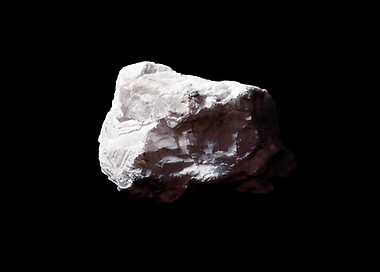 Grossaufnahme von weissem Stein auf schwarzem Hintergrund, als Wandbild limitiert erhältlich 