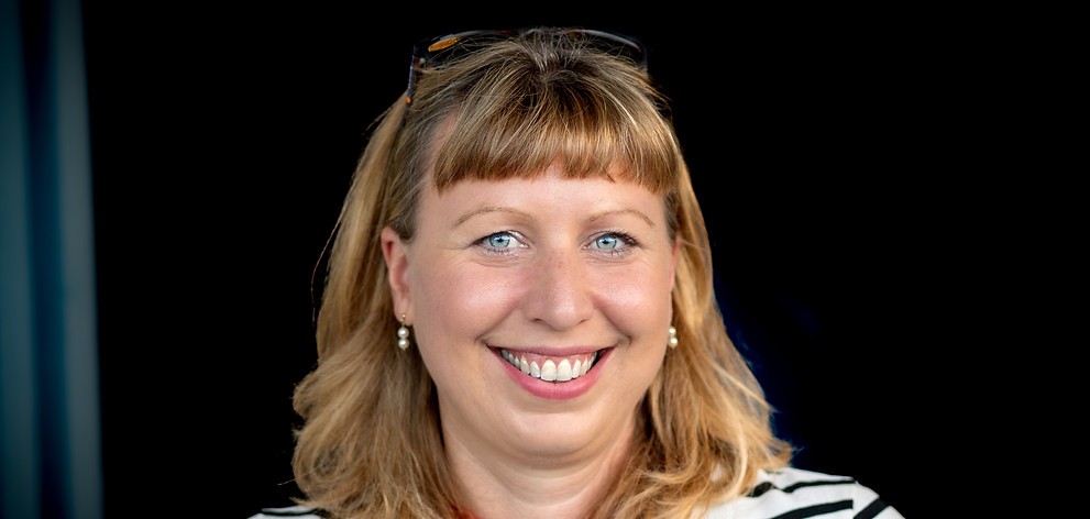 Portrait der Fotografin mit blonden Haaren, schwarz-weiß gestreiftem T-Shirt