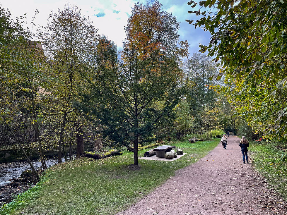 Kvinner på turvei langs Frognerelva i Oslo