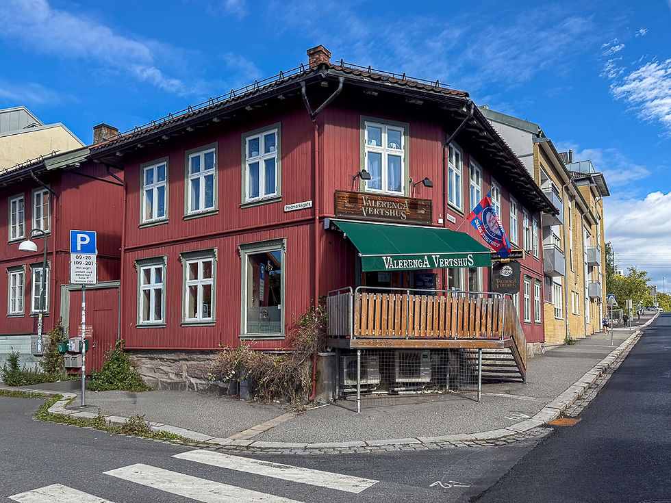 Hushjørne med rødmalt trehus Vålerenga Vertshus i Oslo