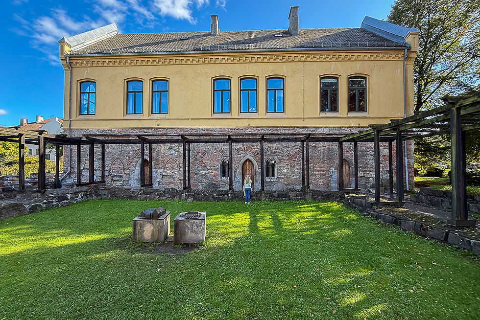 Rester etter Olavsklosteret med Oslo Bispegård på toppen i bakgrunnen