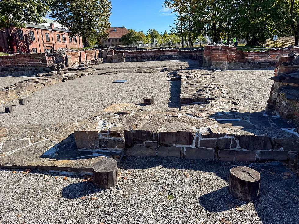 Ruiner etter gammel trekirke og litt nyere steinkirke fra Middelalderen Mariakirken i Oslo