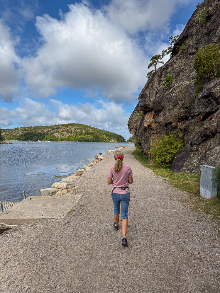 Kvinne går ved turvei i Daftö Resort ved Strömstad