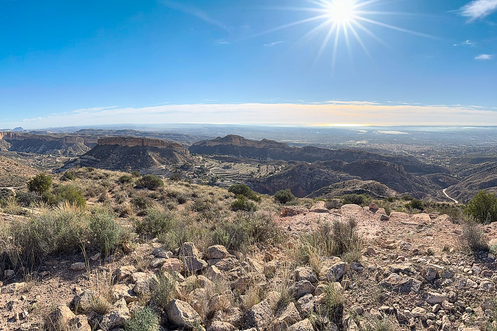 Klipper mot hav ved den protohistoriske byen Herna på Peña Negra Crevillente