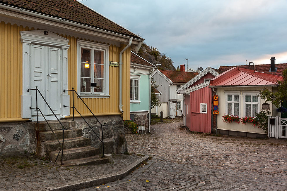Gammel trehusbebyggelse med smale gater i Strömstad