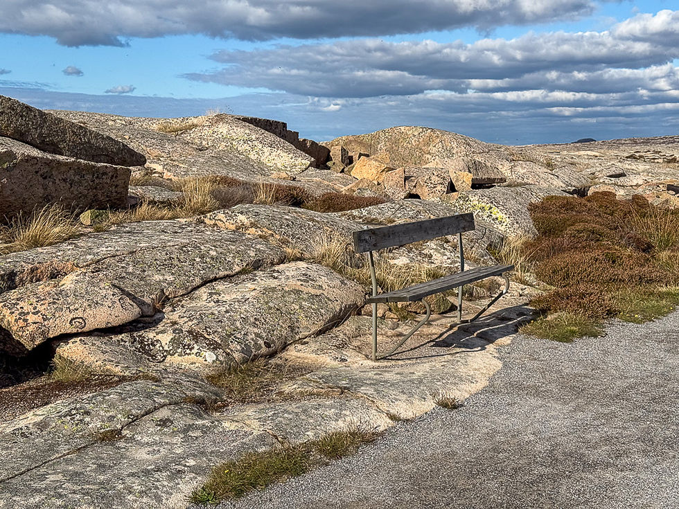 Benk ved grusvei på Sandön i Smögen på Sveriges vestkyst