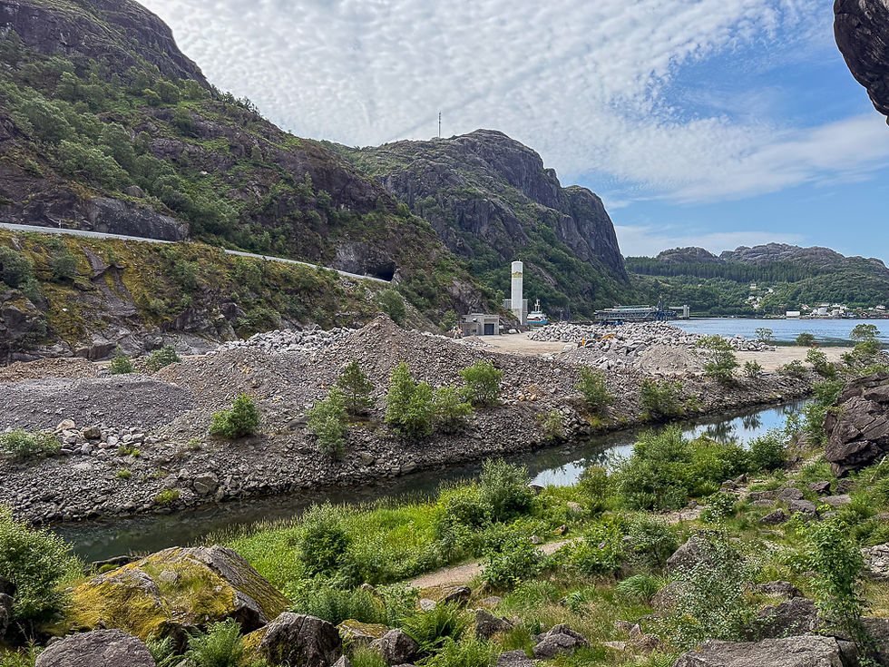 Industriområde med fyllmasser og skorsteinspipe ved Helleren i Jøssingfjord