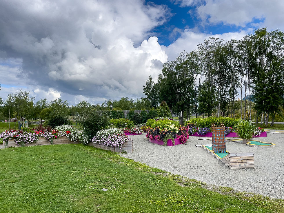 Minigolbbane med mange blomster i Mjøsparken i Brumunddal ved innsjøen Mjøsa