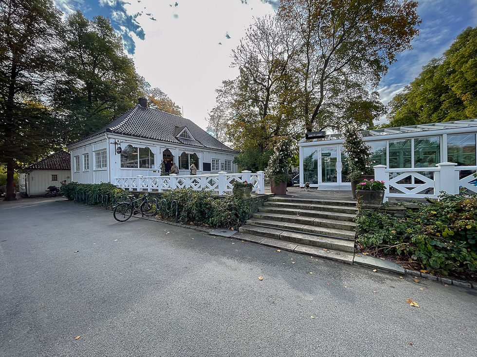 Trapp opp til hvite trebygninger med restaurant Anne på Landet i Frognerparken i Oslo