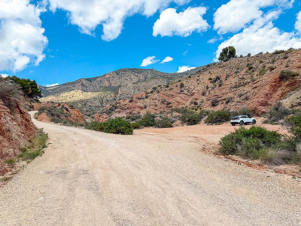 Bil parkert på parkeringsplass ved steinbrudd på den protohistoriske byen Herna på Peña Negra Crevillente