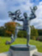 Skulptur av mann med fire spedbarn i Vigelandsparken i Oslo