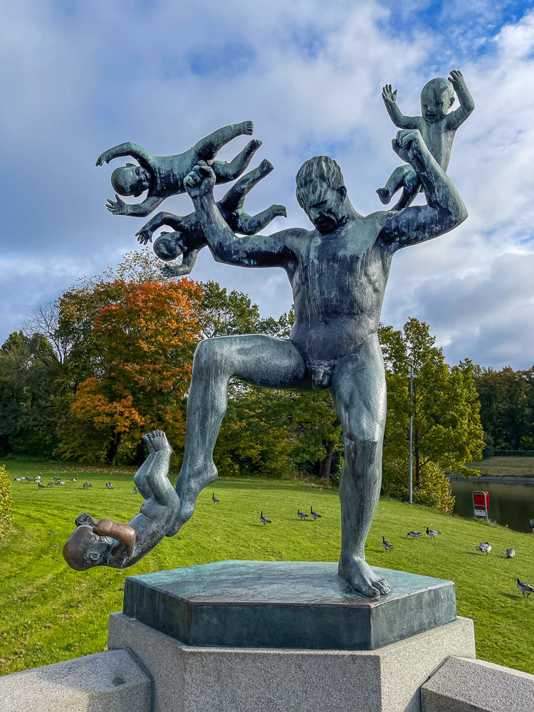 Skulptur av mann med fire spedbarn i Vigelandsparken i Oslo