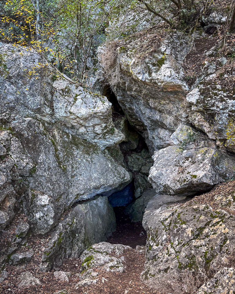 Åpning til hulen Cova Gelada ved Font Roja i Alcoy