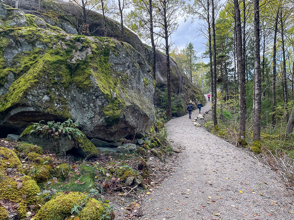 Mennesker går på turvei ved berg på Oljeberget i Strömstad