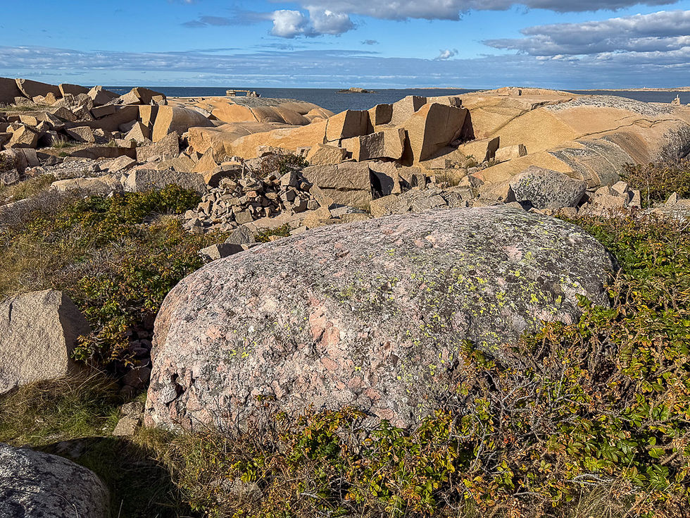 Rund stein bestående av sand og småsteiner i Sandön i Smögen på Sveriges vestkyst