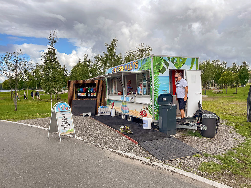 Kiosk med salg av is og drikke i Mjøsparken i Brumunddal ved innsjøen Mjøsa