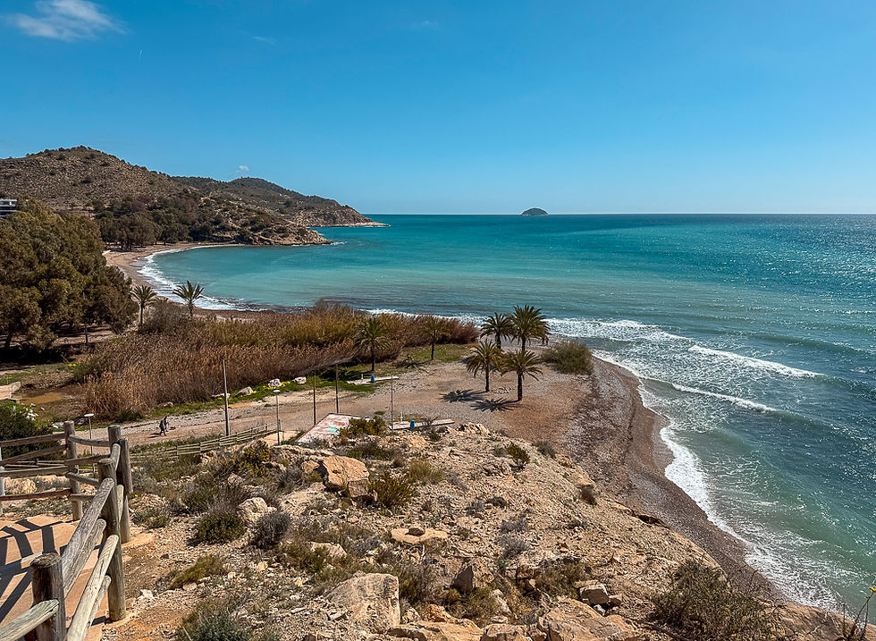 Oversikt over strand på Playa El Torres i Villajoyosa på Costa Blanca