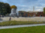 Mennesker ser på skupturer i en skulpturpark i Vigelandsparken i Oslo