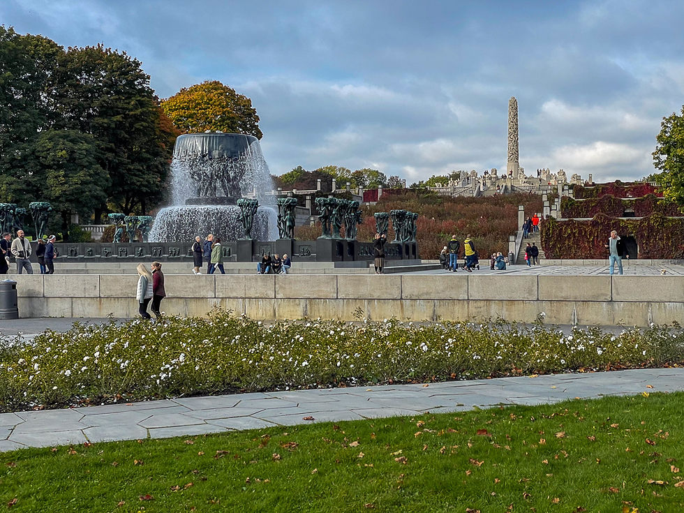 Mennesker ser på skupturer i en skulpturpark i Vigelandsparken i Oslo