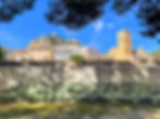Castillo de Castalla og Iglesia de la Asunción sett fra park i den nye delen av Castalla