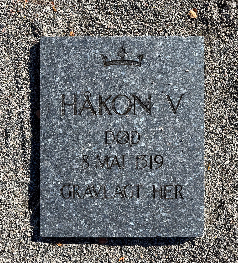 Steinhelle over Kong Håkon den 5. grav ved kirkeruinene i Oslo